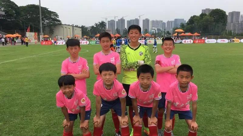 中国只有10万孩子常踢球(泱泱大国十几亿人，为什么找不出11个会踢球的？)
