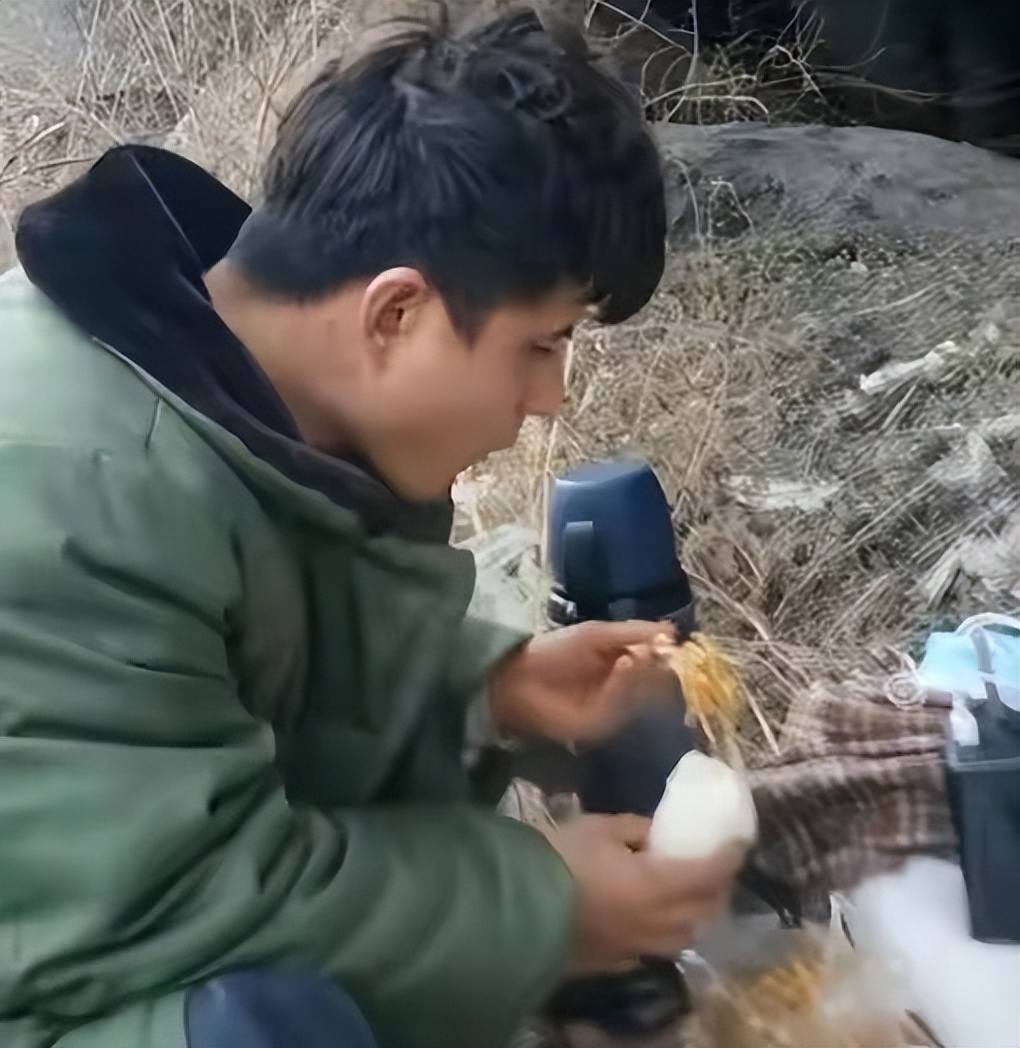 星光大道冠军近况凄惨，花光资产还负债百万，住桥洞卖菜过活