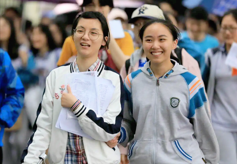 为何高考当天不能穿校服？班主任道出其中玄机，原来还有这层原因