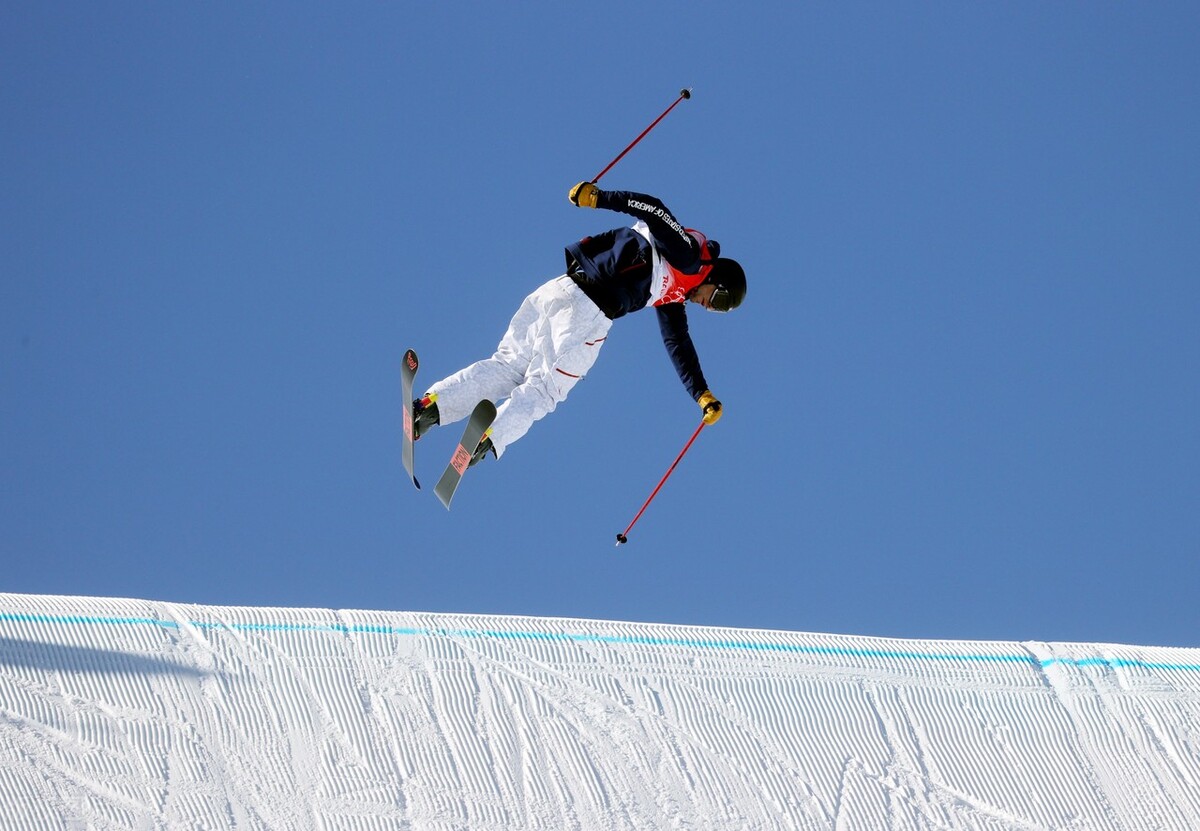 17岁小将霍尔(自由式滑雪男子坡障美国选手包揽冠亚军，中国17岁小将止步资格赛)