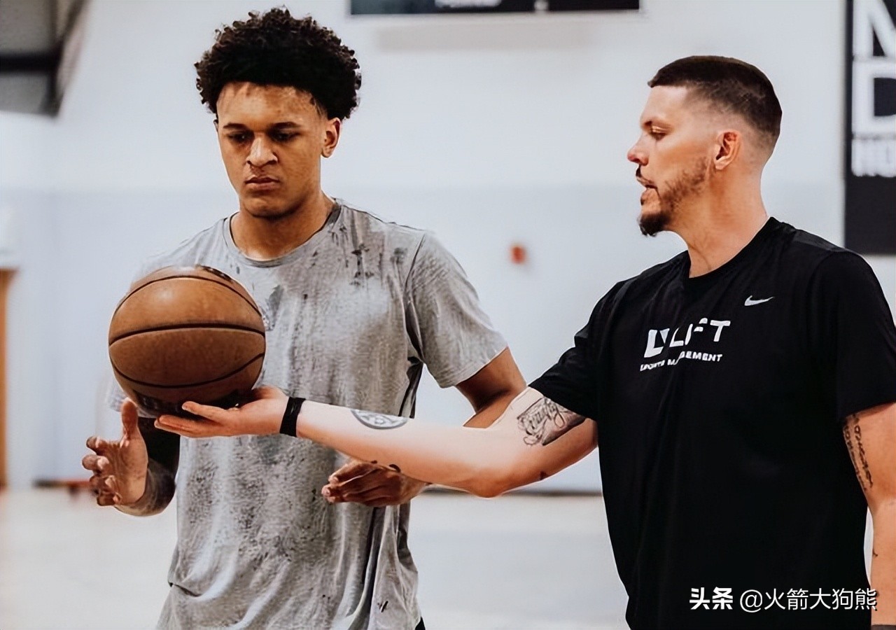 nba进攻训练方法有哪些(提升三分能力？班切罗跟随前NBA神射手训练！进攻技术基本无短板)