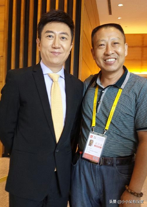 央视主持人陈伟鸿他今年55岁了老婆大人长相优雅端庄十分贤惠