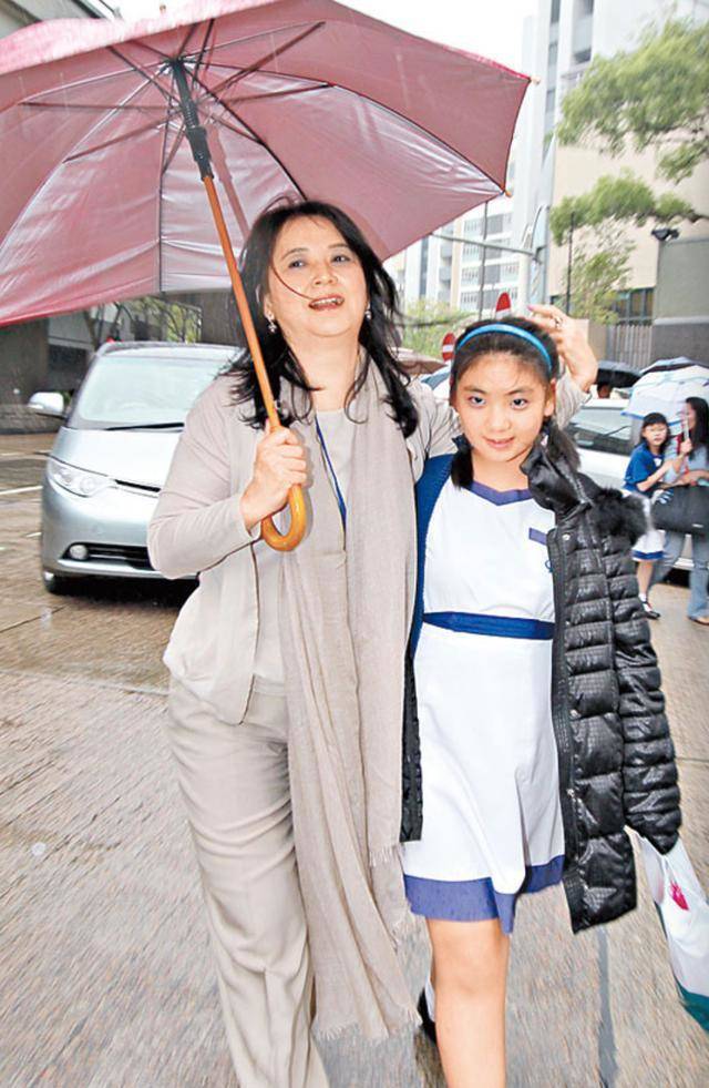 加入tvb后又离开!知名港星女儿疑转做公关,近照获多位型男包围