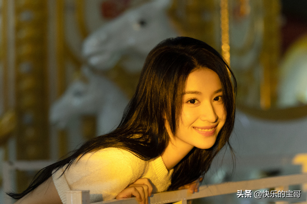 王楚然美图，自然流露的神情，灵动又漂亮，笑起来超甜