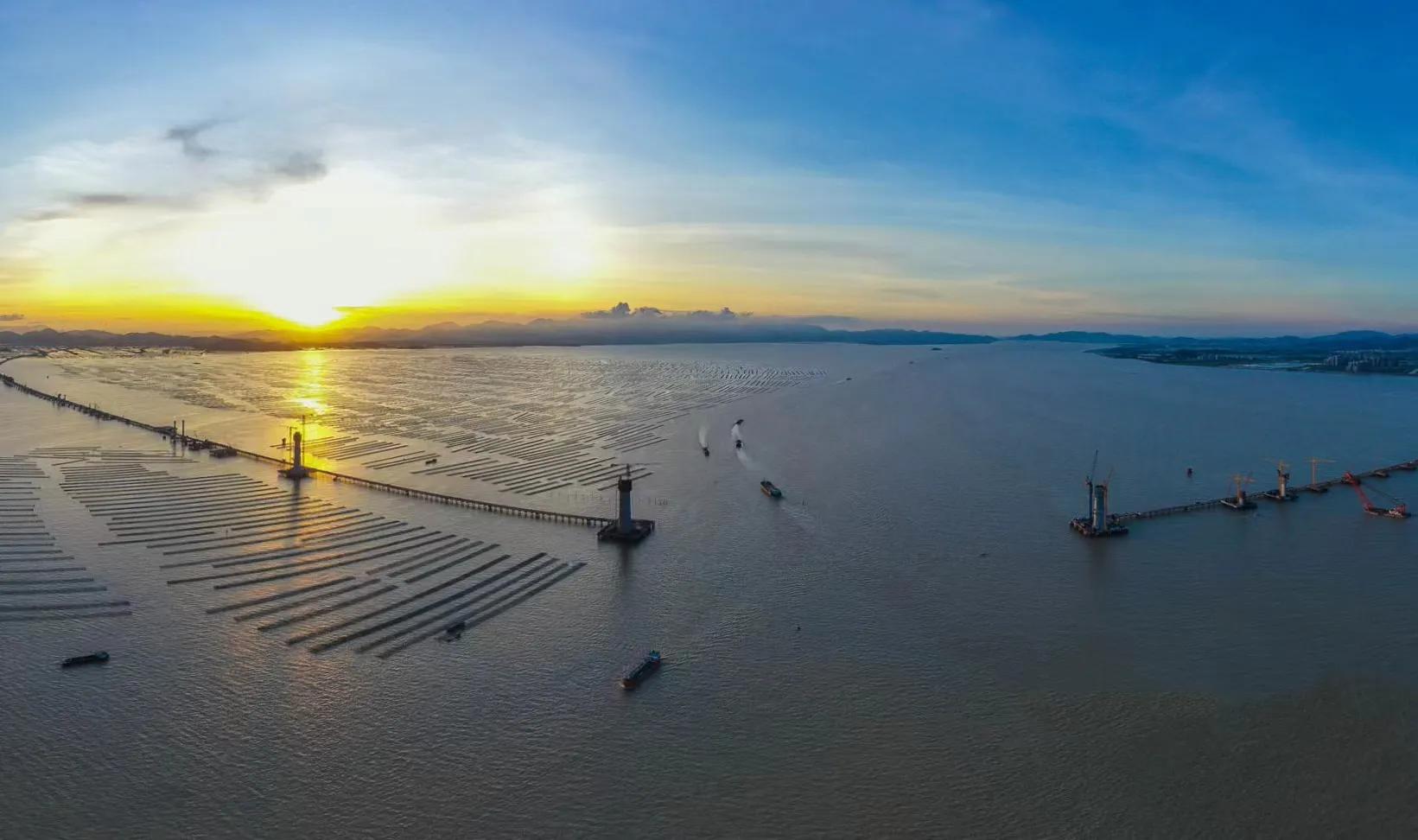 助建“跨海巨龙”，中联重科塔机挺立黄茅海海域