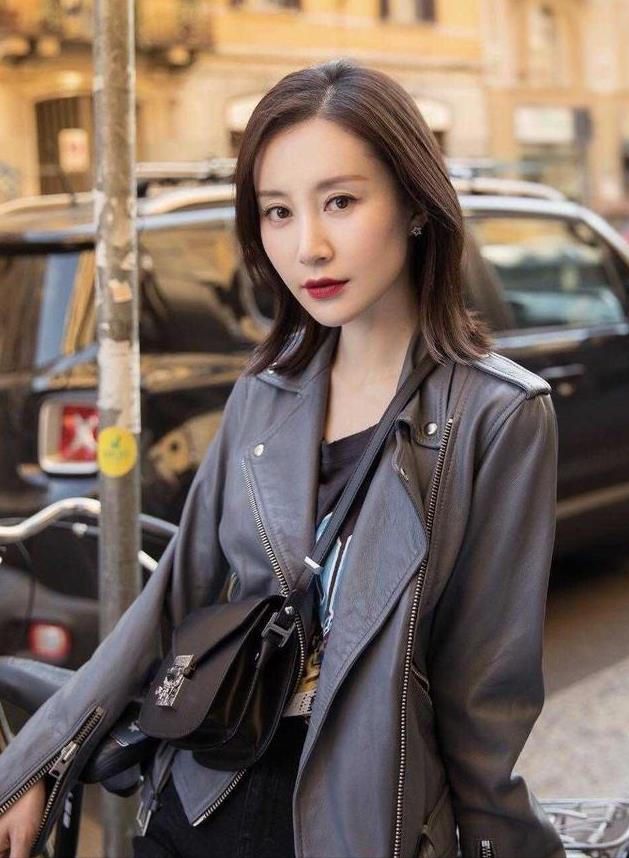 舒畅气质真好，穿灰黑色皮衣搭喇叭裤街拍，齐肩短发时尚洋气