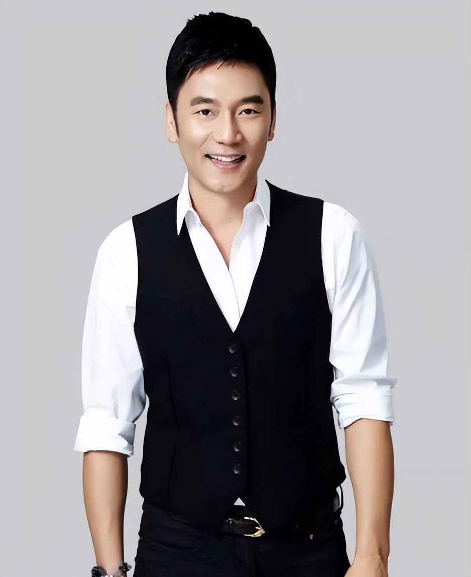 明星赚钱有多拼！林依轮直播停电，半夜山沟大哭致歉