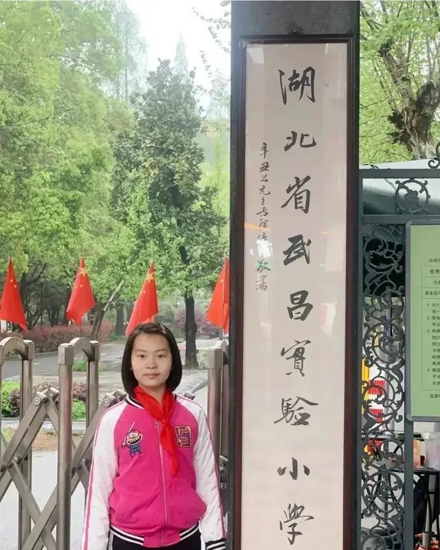 这10幅小学生题写的校名，端庄隽永，功力深厚，水平不输书法家