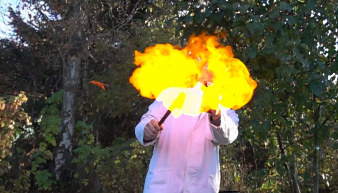 别再买氢气球了！消防实验揭秘“手持炸弹”，一秒爆燃，太可怕了