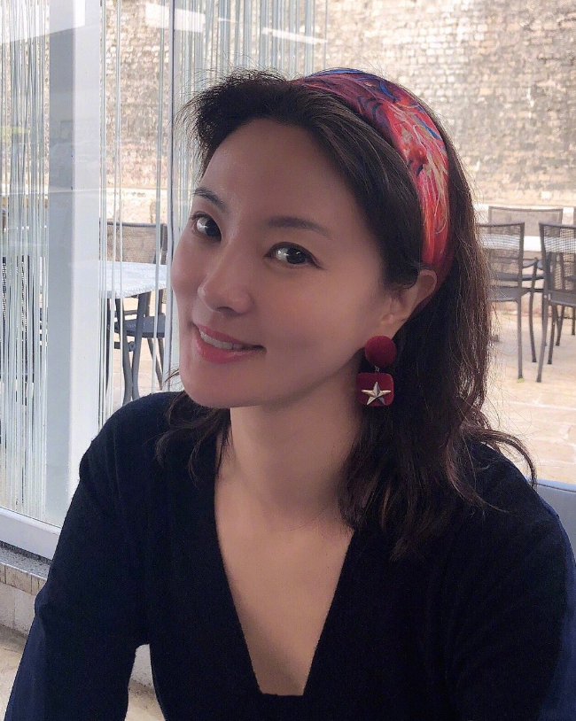 央视美女主持刘芳菲素颜曝光,皮肤白嫩紧致,46岁仍单身感情成谜