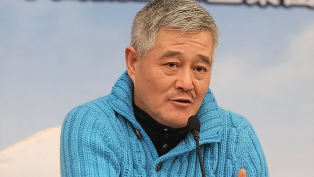 2007年,45岁的李正春因病去世,赵本山为他守灵一夜,料理后事