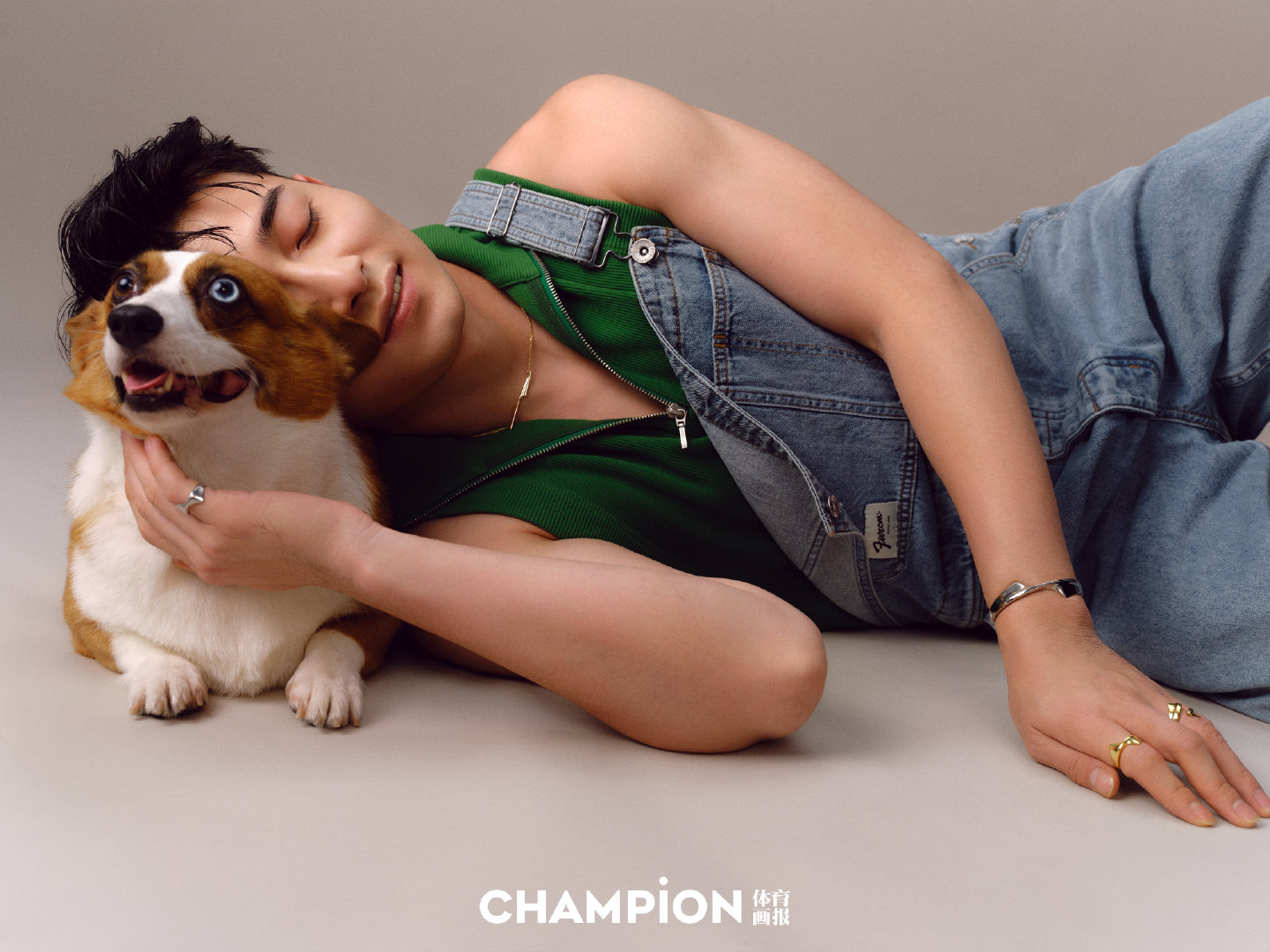 许静韬登《体育画报》,健硕肌肉配金丝眼镜,这才是斯文壮汉