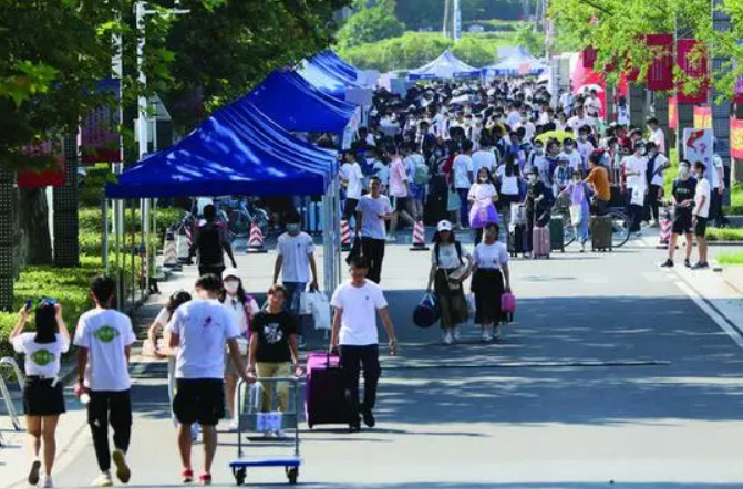 “选大学要远离家乡”，俞敏洪提出报考建议，大学生却有不同想法