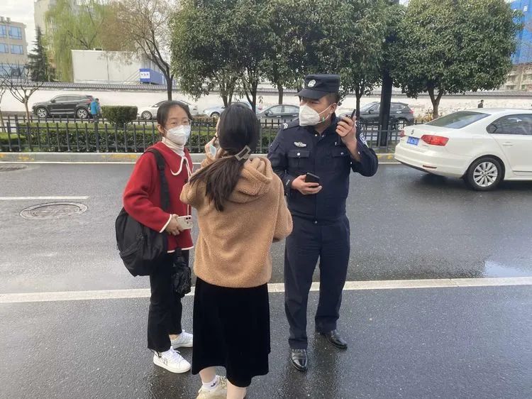 我为群众办实事 | 西安公安长安巡特警全力护航中小学教师资格考试顺利进行