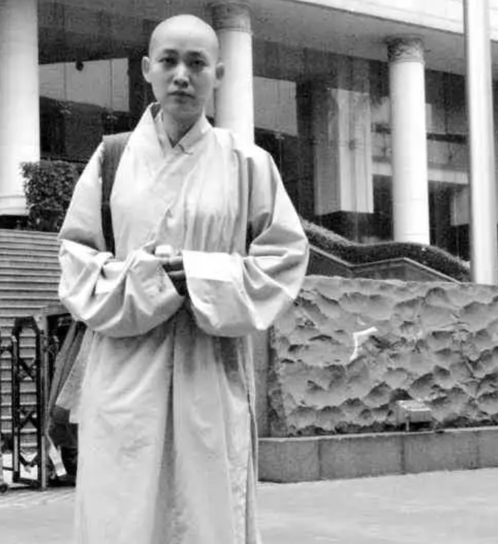 广东女孩邹宜均：因30万被母亲强送精神病院，后来剃度出家做慈善