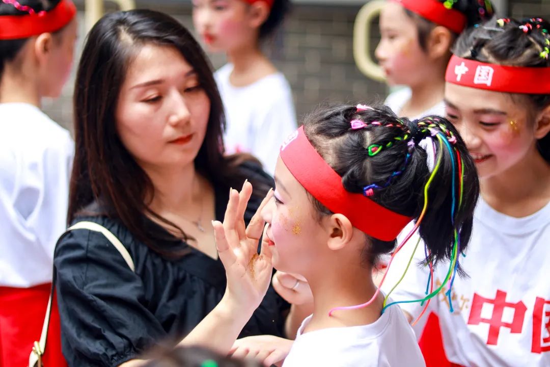 华阳实小举行“童星耀五月·艺术绽花开”群舞比赛（三四年级）