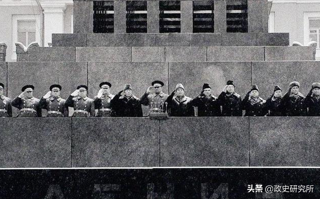 黑人留学生疯狂“猎艳”苏联女郎，遭苏联青年狂揍，引发黑人运动