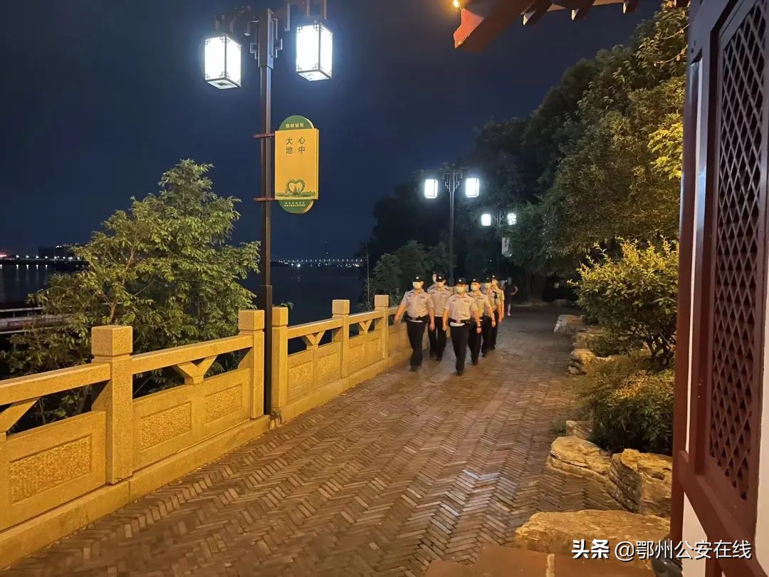 【百日行动】鄂城区公安分局：警灯闪烁 巡查宣防护平安