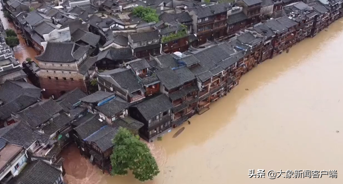 湖南凤凰古城遇强降雨局部被淹，县政府：景区正常营业，暂无人员伤亡