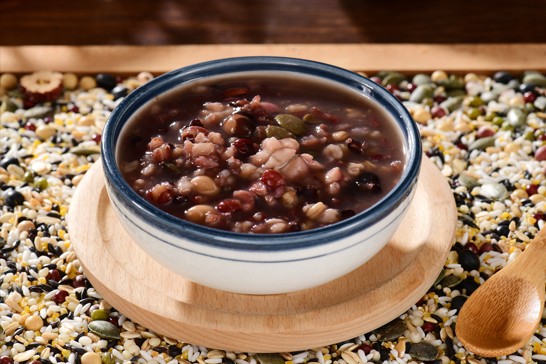 食材组成:大米,红豆,薏仁,南瓜籽,黑豆,小米红豆薏仁粥做法:将比较硬
