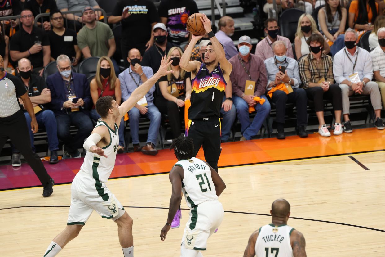 虎牙直播NBA雄鹿对太阳（霍勒迪联手米德尔顿发威，布克率队紧咬比分，雄鹿45-42太阳）-华海博客