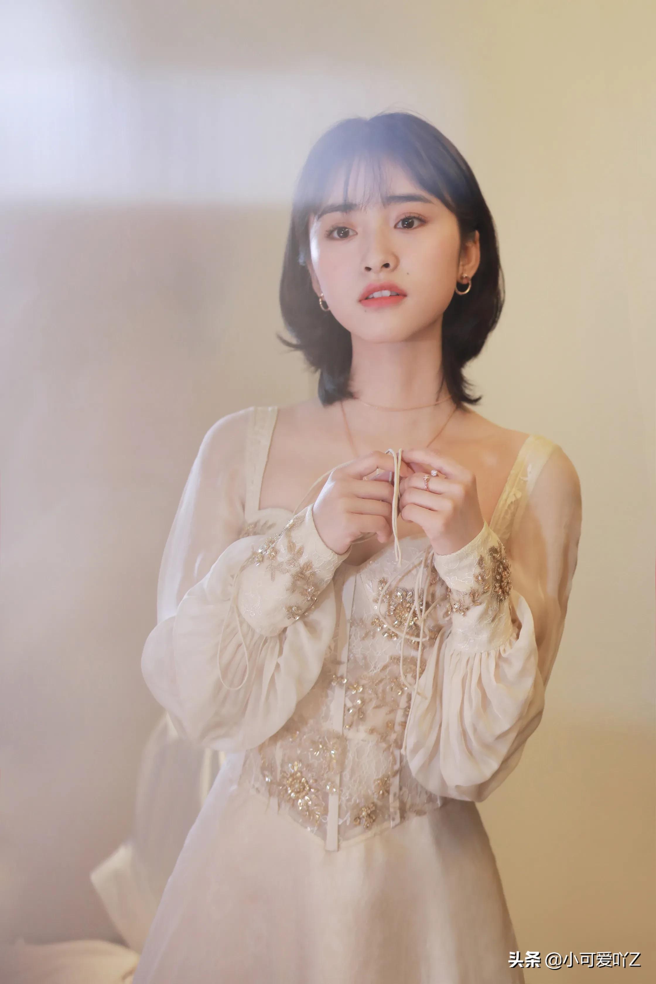 沈月，淡雅裙装，清纯甜美