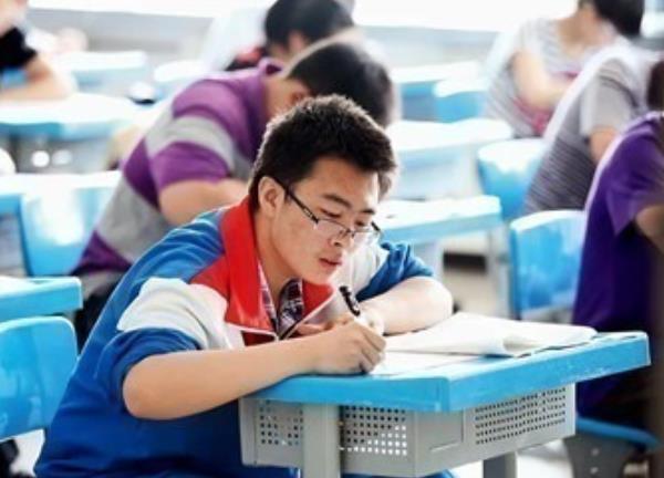 2022浙江首场高考开考，学霸走出考场表示，答案出来前我都是满分