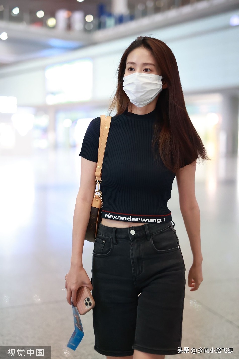 颖儿长发披肩现身机场 穿针织高腰上衣搭骑行裤气质出众