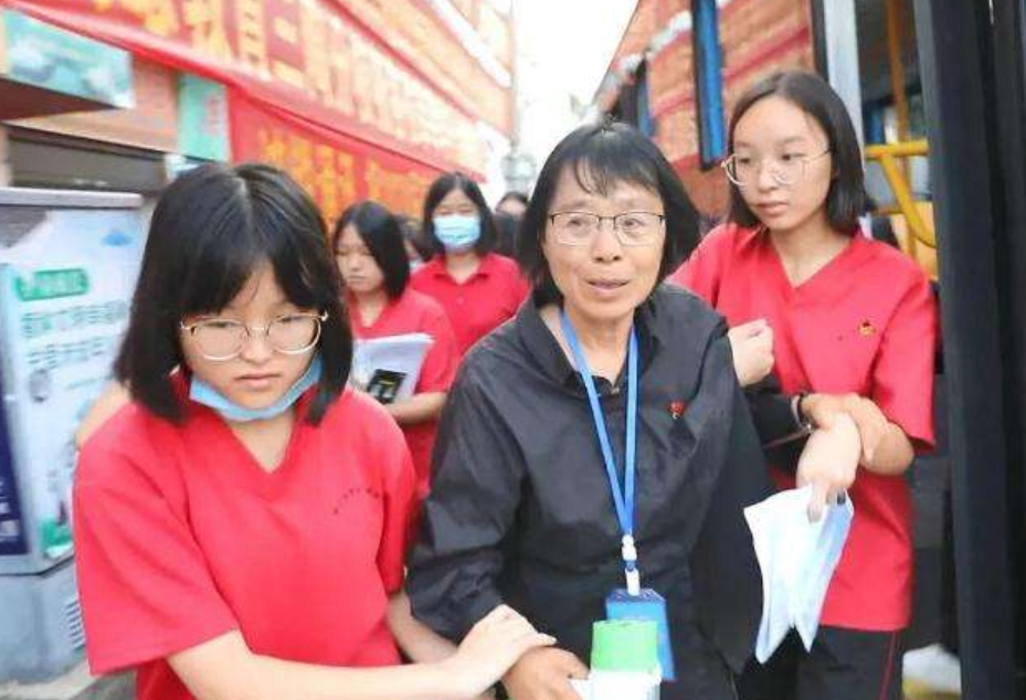 拼命三娘张桂梅校长感动身边人，领导：我们决不能捧着骨灰宣传您