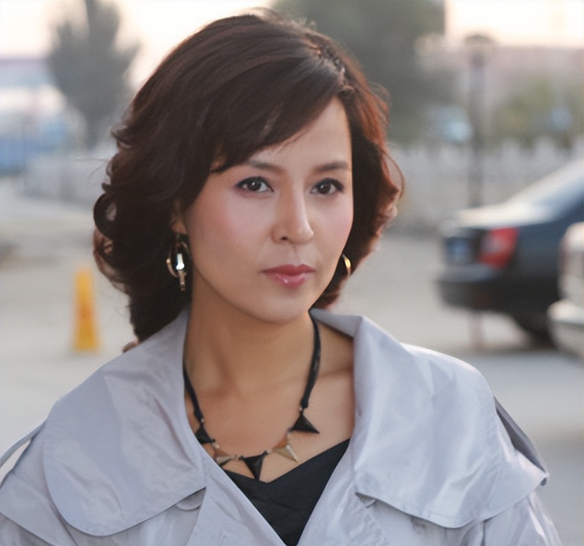 演员于莉红:31岁嫁初恋马诗红,结婚22年无子女,风光背后有泪水