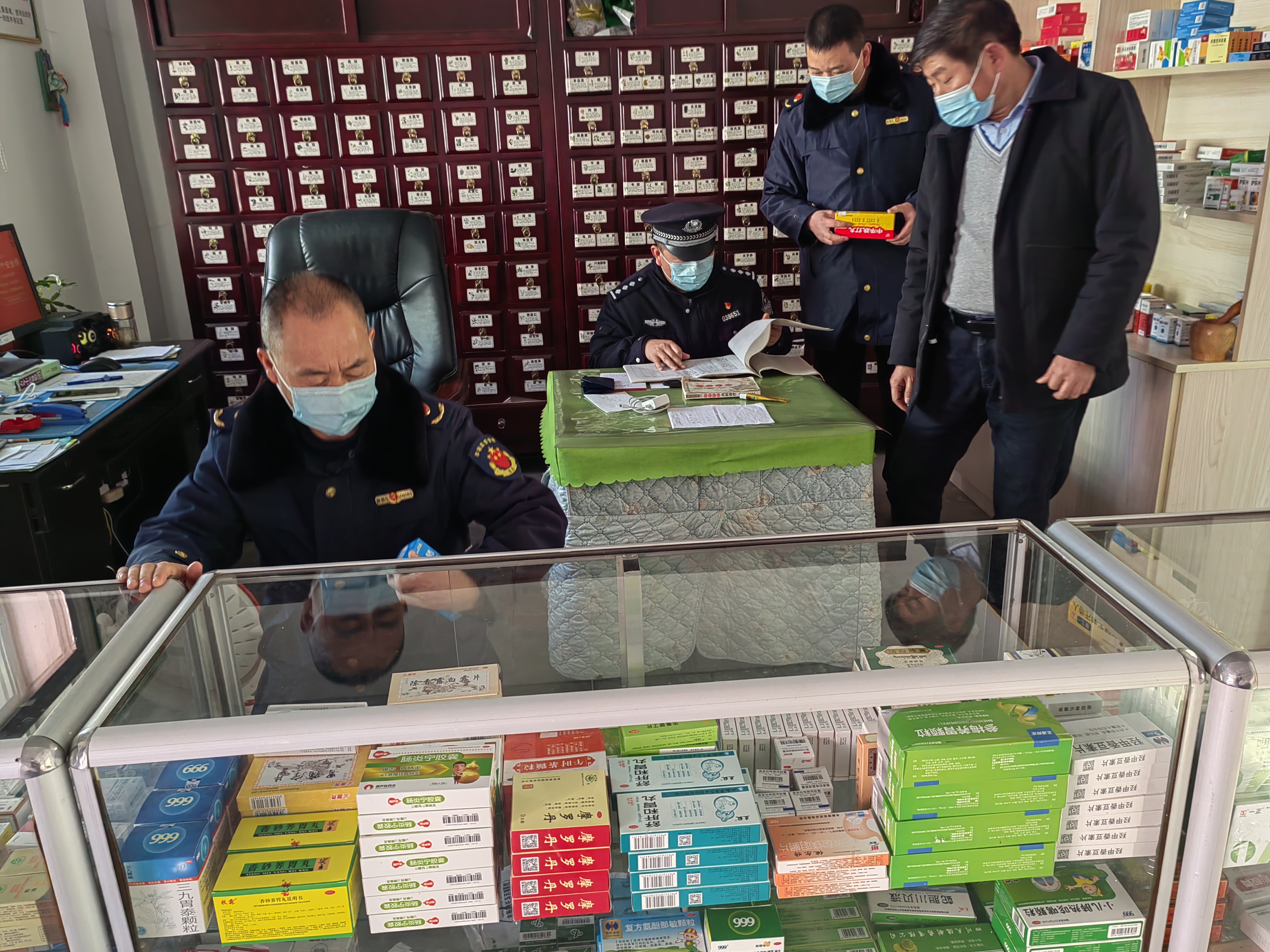 平利公安兴隆派出所联合市监部门开展打击制售假劣药犯罪安全大检查