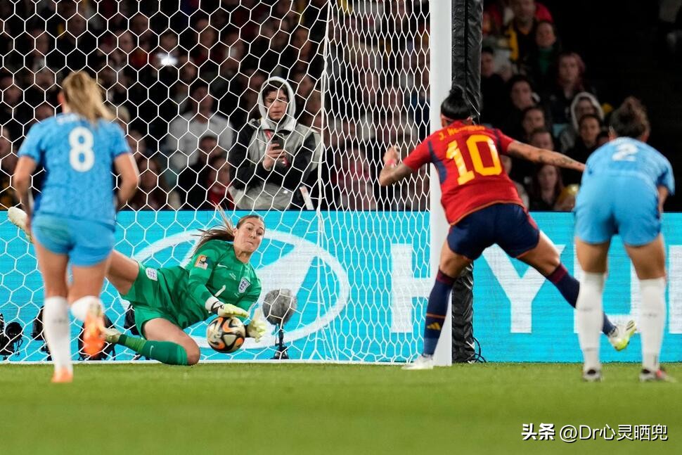 世界杯实时更新： 厄普斯扑出赫尔莫索点球，西班牙 1-0 领先英格兰