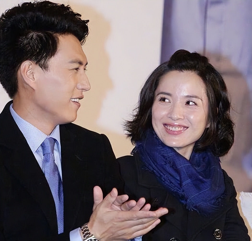 靳东跟二婚老婆好有夫妻相,大方脸留短发也这么清秀,对视好甜