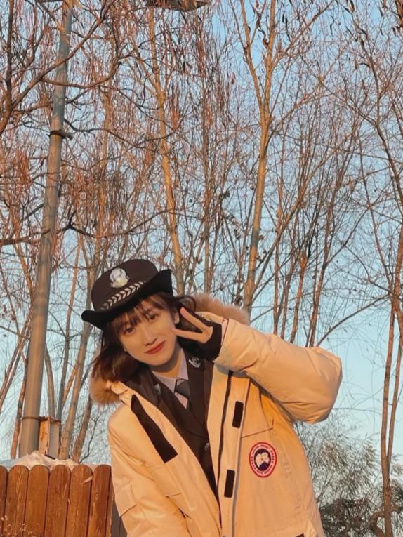 吉林一高校美女警花火了，又美又煞，网友：行走的“招生简章”