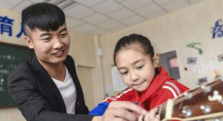 年度最帅小学生走红，长了一张主角脸，网友表示：好想等他长大