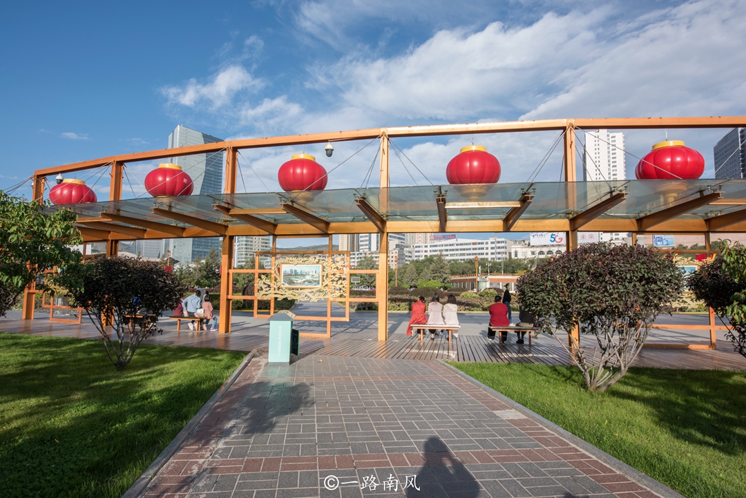 西宁是哪个省的城市(实拍西宁市中心，建筑摩登市容漂亮，四线城市却有二线城市的气质)