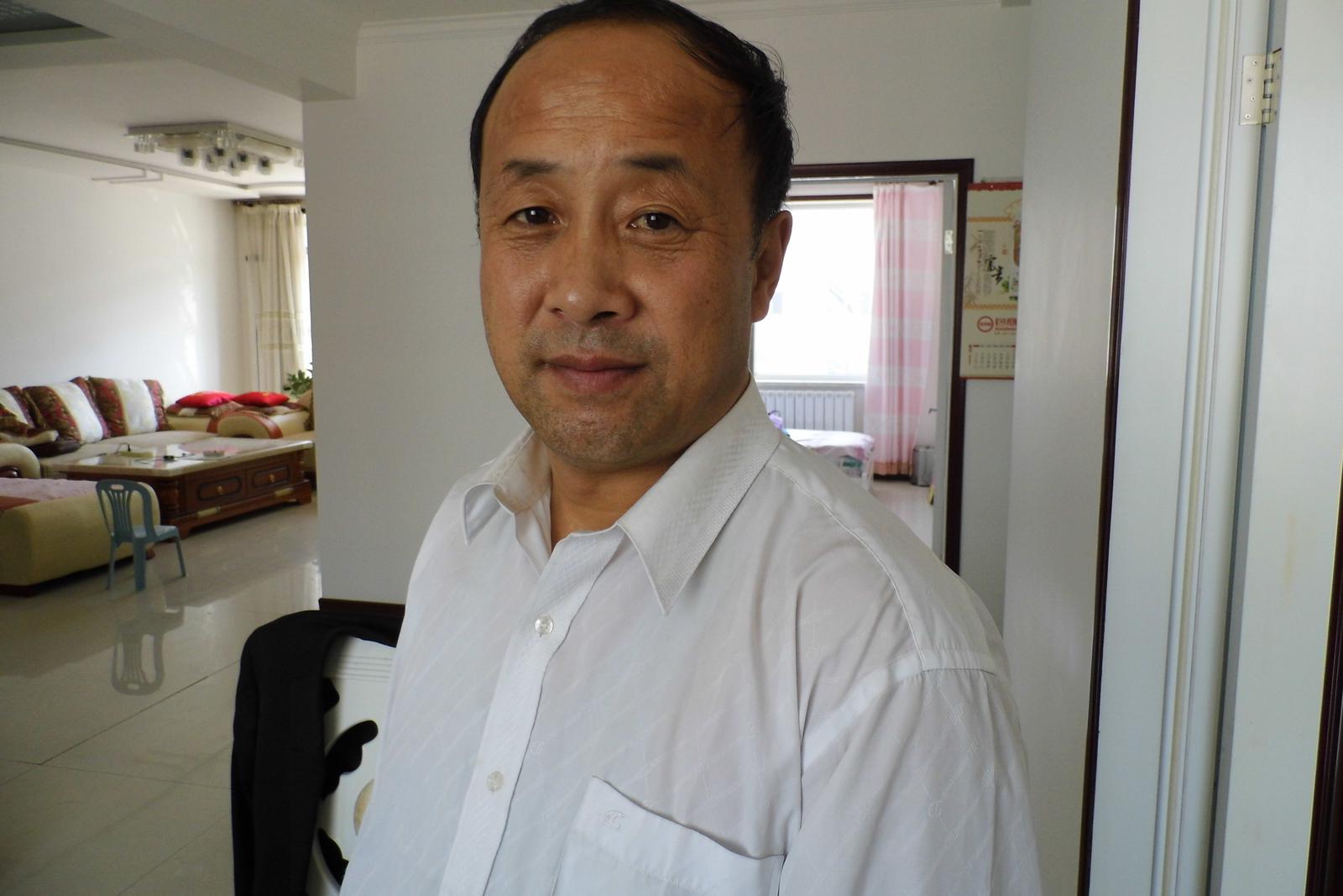 52岁的刘大哥是一个充满朝气和活力的中年男子,他非常重视健康,始终