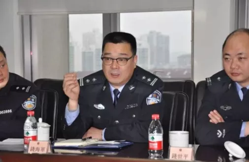 “你不肯说,我替你说,尸体在河里……”