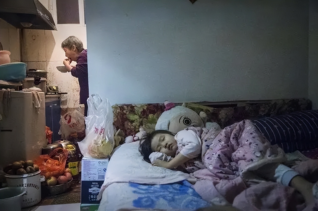 2010年36岁儿子不结婚，56岁母亲为传宗接代，直接自己生下双胞胎