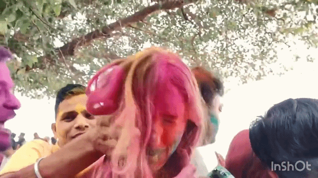 大胸妹子被抓动态图片(日本女网红参加印度节庆，被路人集体摸胸后，无奈发声向印度道歉)