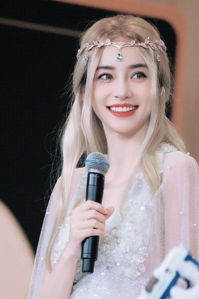 33岁Angelababy太美了!金发白裙像个精灵,网友:美到我失语了