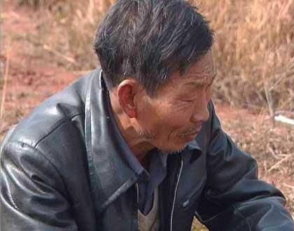05年春节前，湖南农民工背老乡尸体还乡，遭其家属埋怨：见死不救