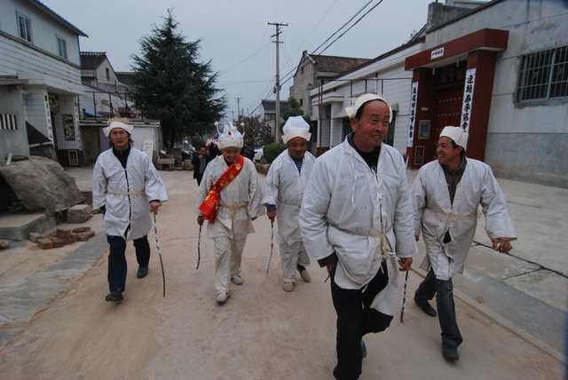 三起三落是什么生肖(蟠龙山塬三朝元老宰相党崇雅古宅街院火红的柿子树)