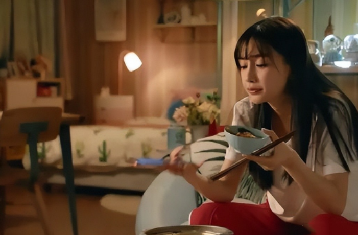 赵丽颖的细纹，老太太发黄的背心，扑面而来的寒酸才是真正的穷人