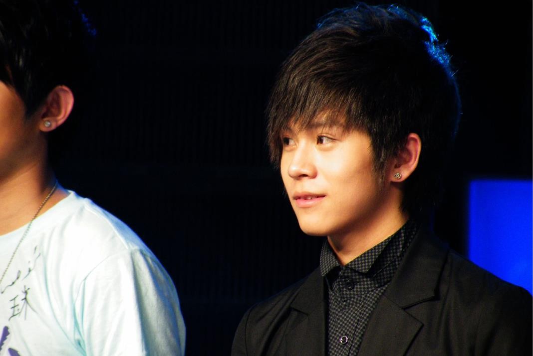 夏日甜心陈翔("流量巨星"武艺:粉丝为其夸张应援,惨变白事