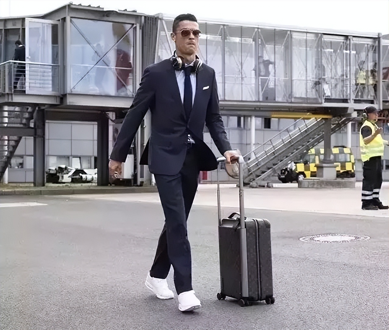 世界杯2018球员机场照(37岁C罗也太帅了：穿西装温文尔雅，穿私服立体有型，不愧是巨星)