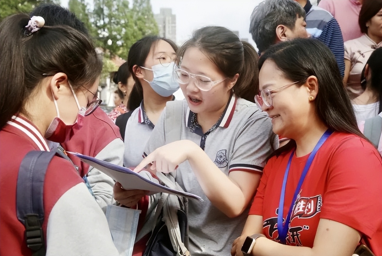 名校光环也难抵就业困境，985毕业生吐露心声：有些专业是真坑人