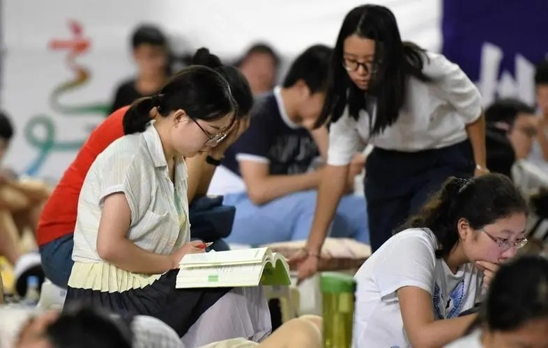 大学生期末考试与中学的不同，压力很大，挂科会影响保研和评优