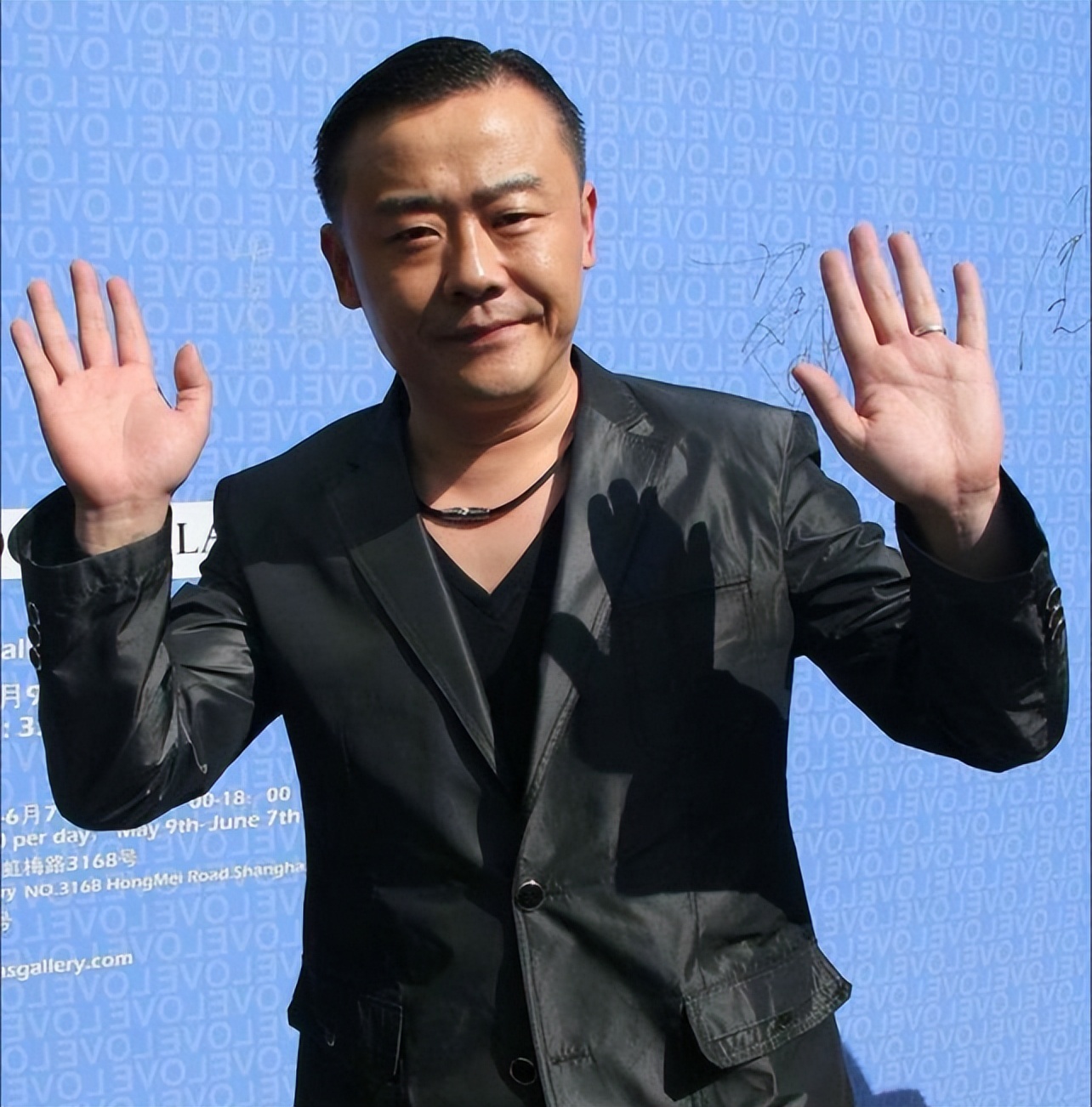 温州富豪胡洁：前夫贪污获刑16年，二婚带娃嫁周立波，送上保时捷