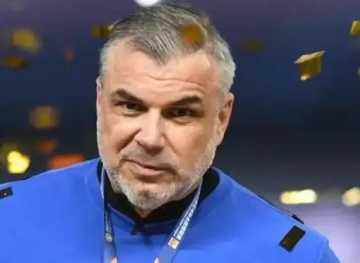 足球比赛教练应该在哪里（国足必须打好翻身仗，主教练在哪里，咱得好好白话白话）